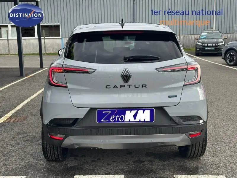 Vue arrière du Renault Captur 2026 gris Rafale avec toit noir étoilé, feux LED et logo distinctif esprit Alpine.