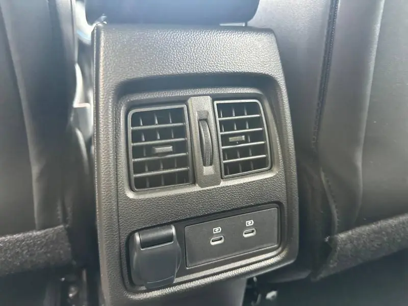 Détail des aérateurs arrière et ports USB du Renault Captur 2026 gris Rafale/Noir Étoilé, vue intérieure centrée.