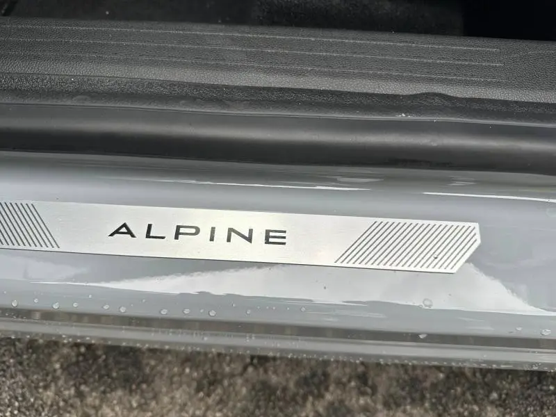 Gros plan sur la plaque de seuil de porte "ALPINE" du Renault Captur 2026 Gris Rafale/Noir Étoilé.