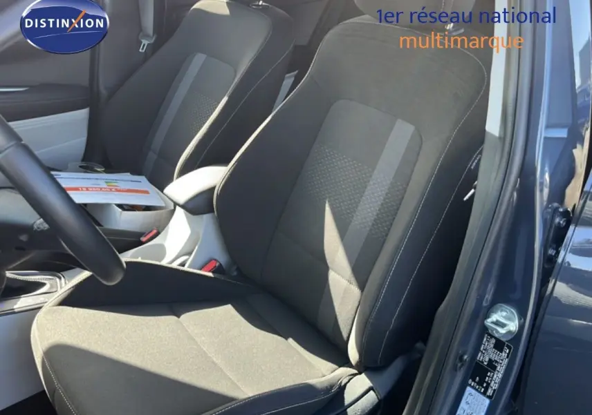 Vue intérieure côté conducteur de la Hyundai i20 2025 gris Aurora Metal, sièges tissu noir avec surpiqûres claires.