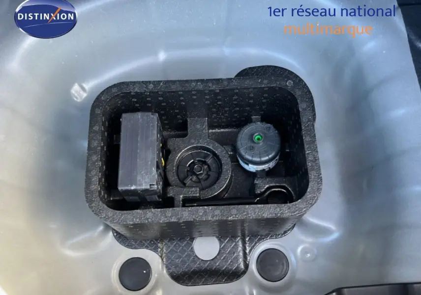 Vue plongeante sur le coffre d’une Hyundai i20 gris Aurora Metal montrant le rangement pour outils et compresseur.