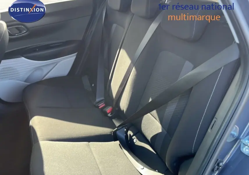 Vue intérieure côté droit des sièges arrière en tissu noir d'une Hyundai i20 gris aurora metal 2025.