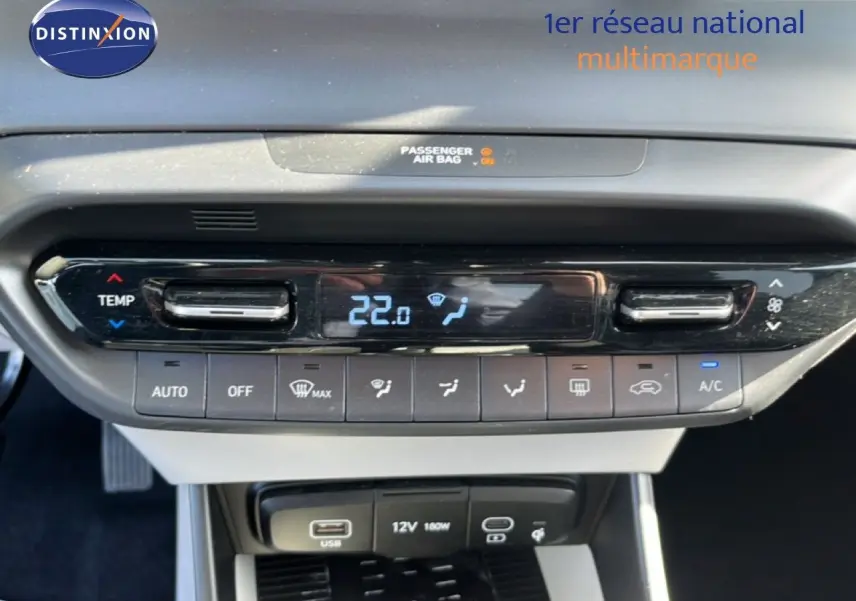 Gros plan sur la console centrale de la Hyundai i20 2025, affichant la climatisation digitale à 22°C et commandes tactiles.