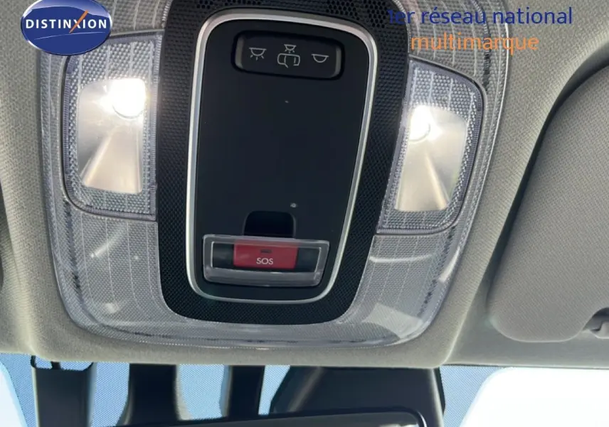 Plafonnier intérieur avec éclairage et bouton SOS de la Hyundai i20 gris Aurora Metal, vue en contre-plongée.