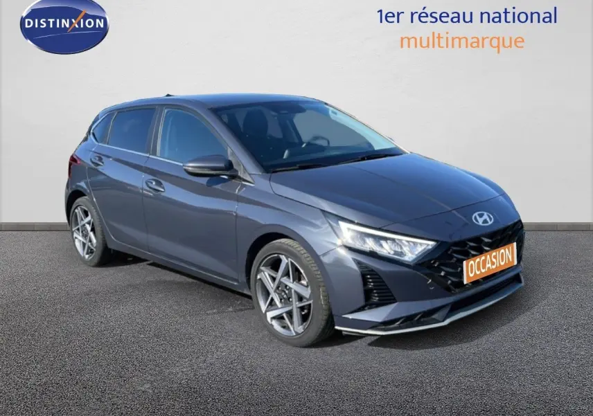 Vue 3/4 avant droite d'une Hyundai i20 gris Aurora Metal avec jantes alliage et calandre noire distinctive.