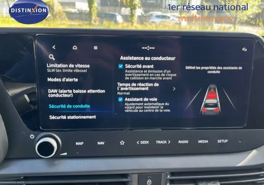 Écran tactile intérieur de la Hyundai i20 2025 affichant les options d’assistance à la conduite, vue frontale.