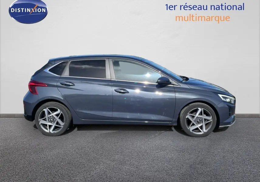 Vue latérale droite d'une Hyundai i20 2025 gris aurora metal avec jantes alliage et vitres teintées.