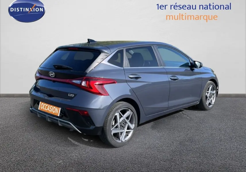 Vue 3/4 arrière droite d'une Hyundai i20 gris aurora metal avec jantes alliage et feux arrière LED distinctifs.