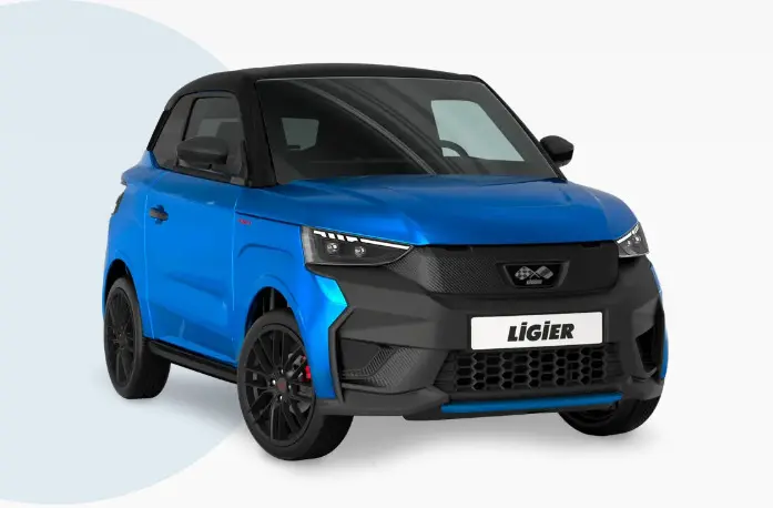 Vue 3/4 avant d'une Ligier JS50 0.5 REVO D+ Ultimate bleu avec toit noir et jantes noires.