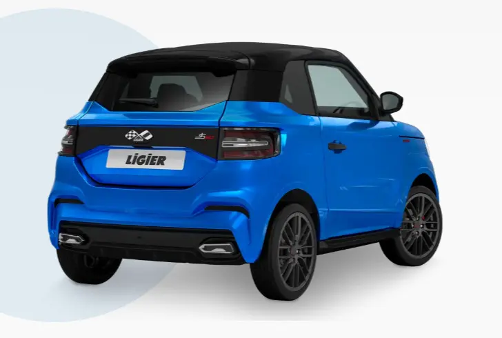 Vue 3/4 arrière droite d'une Ligier JS50 bleu avec toit noir, feux LED et jantes sportives noires.