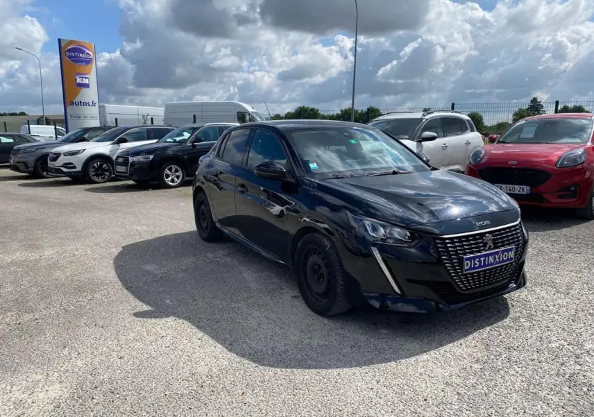 Peugeot 208 noire vue en 3/4 avant droit sur parking, avec calandre distinctive et plaque Distinxion.