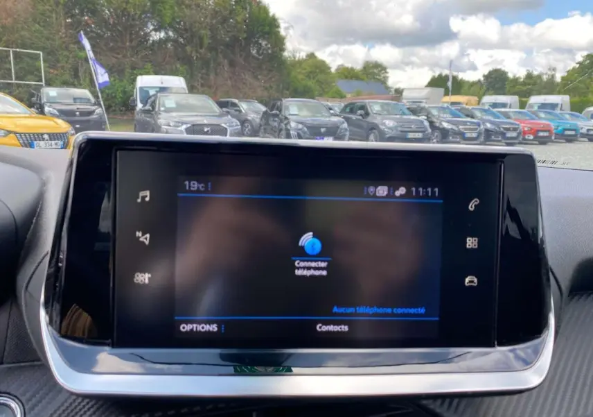 Écran tactile central de la Peugeot 208 noir 2021 affichant la connexion Bluetooth, vue intérieure avant.