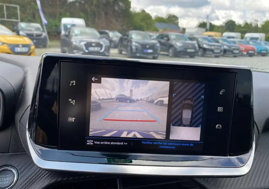 Écran tactile intérieur de la Peugeot 208 noir montrant la caméra de recul avec vue arrière et vue 360° du véhicule.