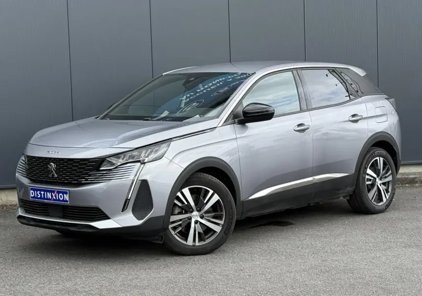Peugeot 3008 gris Artense en 3/4 avant droit, avec jantes alliage bi-ton et calandre noire distinctive.