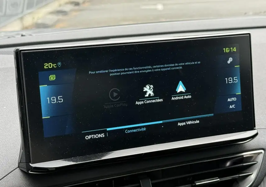 Écran tactile central du Peugeot 3008 gris Artense affichant la connectivité Apple CarPlay et Android Auto.