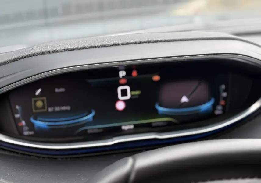 Vue rapprochée du tableau de bord numérique du Peugeot 3008 Plug-in Hybrid 2024, affichage moderne et épuré.
