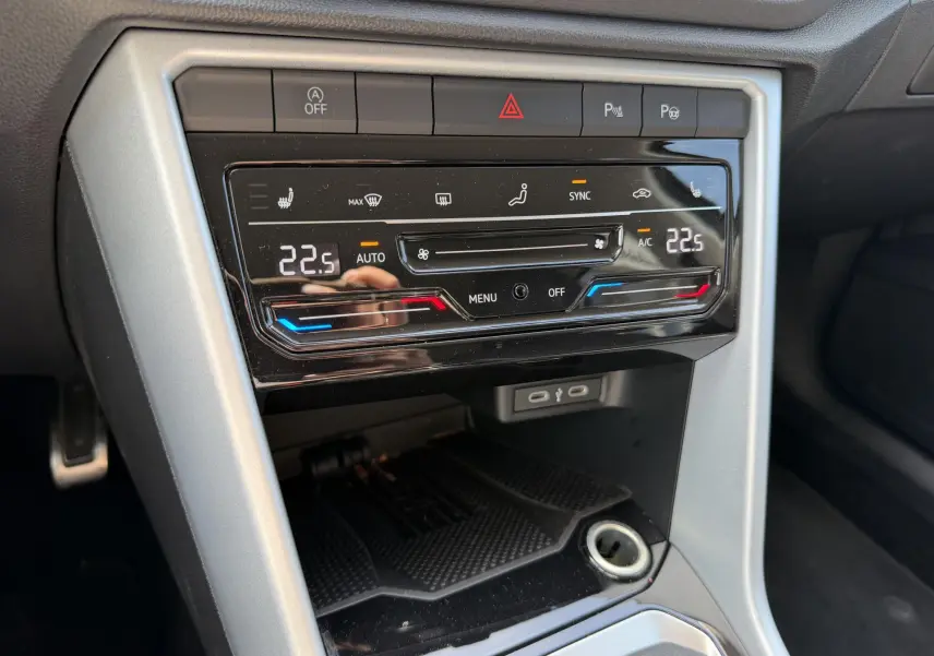 Détail du panneau de commande de climatisation digitale du Volkswagen T-Roc 2025 avec affichage température à 22,5°C.