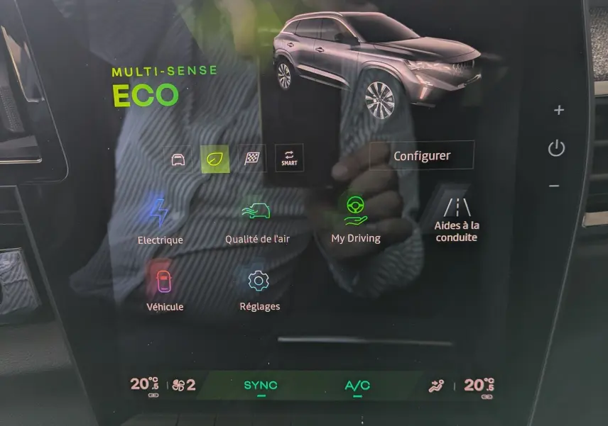 Écran tactile central du Renault Austral E-Tech 200 Esprit Techno affichant les applications connectées.