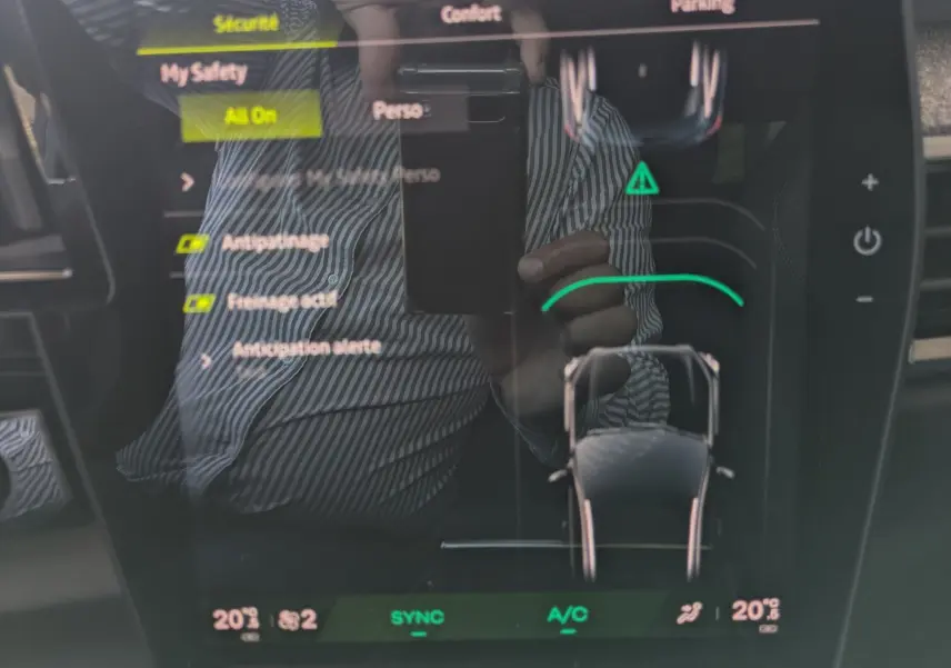 Écran tactile central du Renault Austral E-Tech 200 gris schiste, affichant le mode de conduite ECO en vue avant du véhicule.