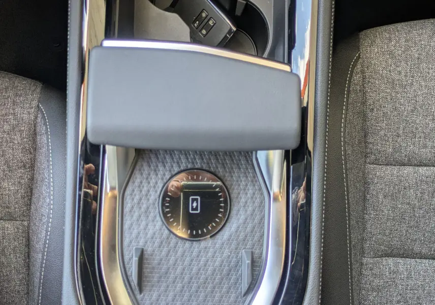Écran tactile central de 12 pouces du Renault Austral E-Tech 200 Esprit Techno avec interface d’aides à la conduite.