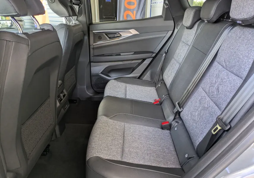 Gros plan sur la console centrale du Renault Austral E-Tech 200, montrant les ports USB-C et commandes climatisation.