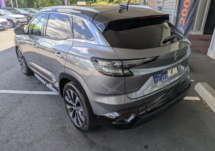 Vue 3/4 arrière droite du Renault Austral E-Tech 200 Esprit Techno gris schiste avec toit noir et jantes alliage 19 pouces.