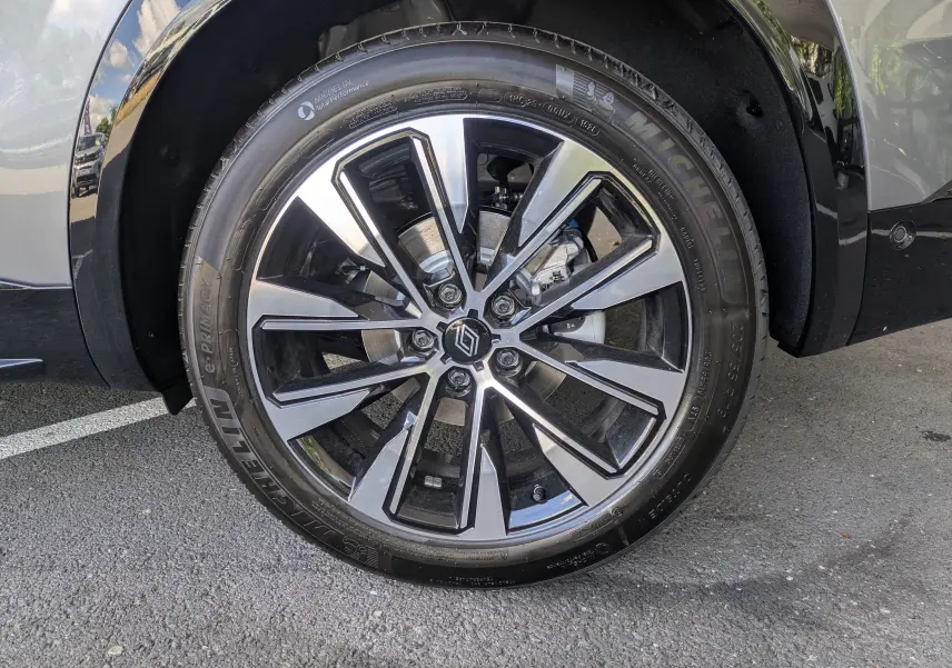 Gros plan sur la jante alliage 19 pouces du Renault Austral E-Tech 200 Esprit Techno gris schiste avec toit noir.