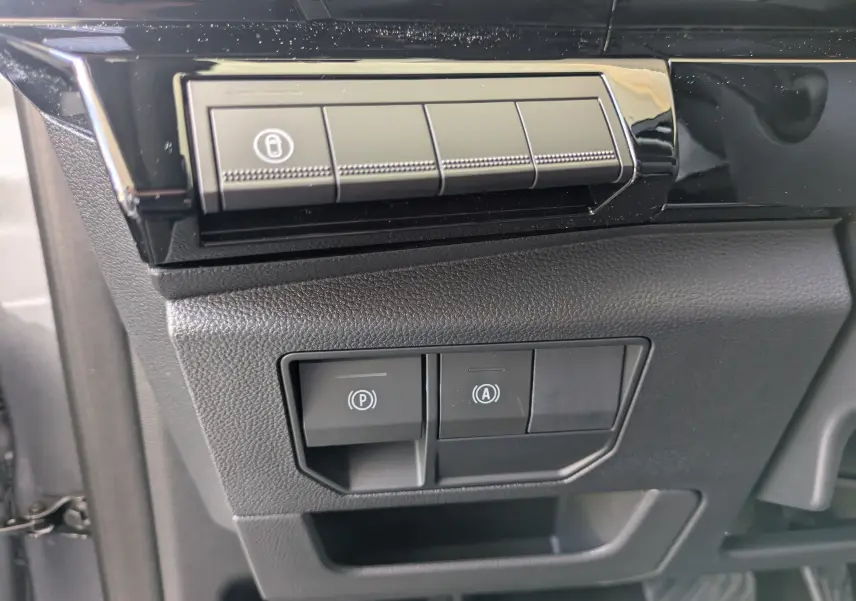 Vue latérale droite de l'habitacle arrière du Renault Austral E-Tech 200 Esprit Techno avec sièges tissu gris et cuir noir.