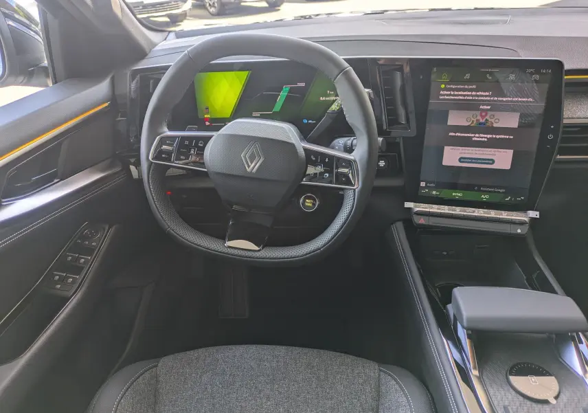 Vue intérieure côté conducteur du Renault Austral E-Tech 200 Esprit Techno 2026, sièges tissu gris et tableau de bord moderne.
