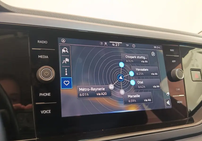 Écran tactile central du tableau de bord d’une Volkswagen Polo 1.0 TSI 95 United, affichant un GPS.