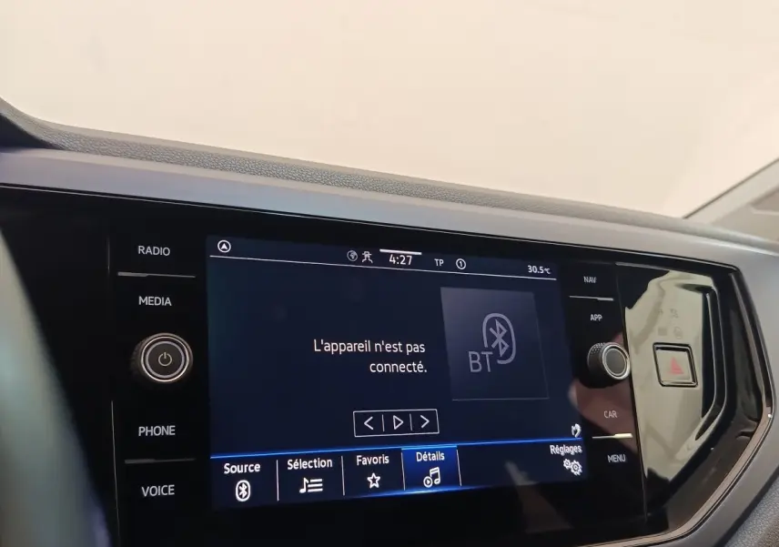 Vue rapprochée de l’écran tactile central noir du tableau de bord d’une Volkswagen Polo 1.0 TSI 95 United de 2020.