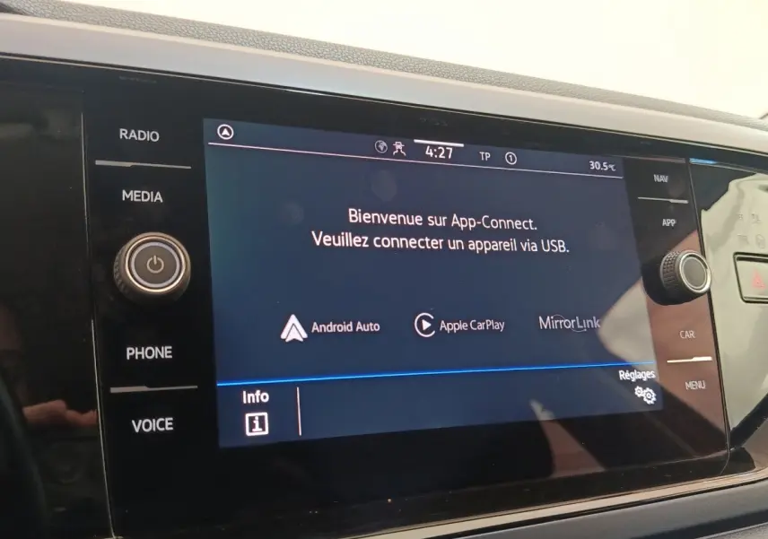 Écran tactile central du tableau de bord de la Volkswagen Polo orange 1.0 TSI 95 United, affichant App-Connect.