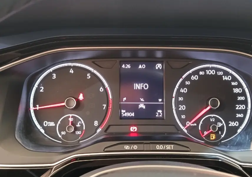 Vue rapprochée du tableau de bord numérique de la Volkswagen Polo 1.0 TSI 95 United affichant les compteurs et l'écran central INFO.