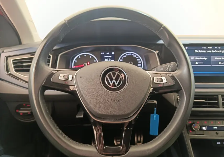 Vue rapprochée du volant cuir et alu multifonctions de la Volkswagen Polo 1.0 TSI 95 United avec tableau de bord numérique.