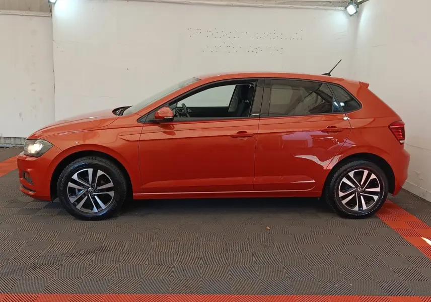 Vue de profil côté gauche d'une Volkswagen Polo orange 2020 avec jantes alliage et feux arrière visibles.