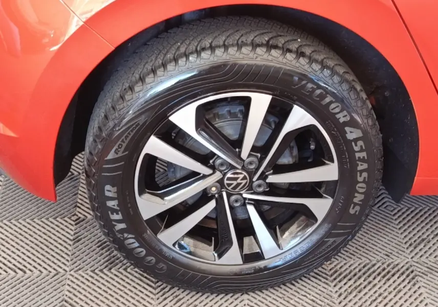 Gros plan sur la roue avant gauche orange d'une Volkswagen Polo 1.0 TSI 95 United avec jante alliage bicolore.
