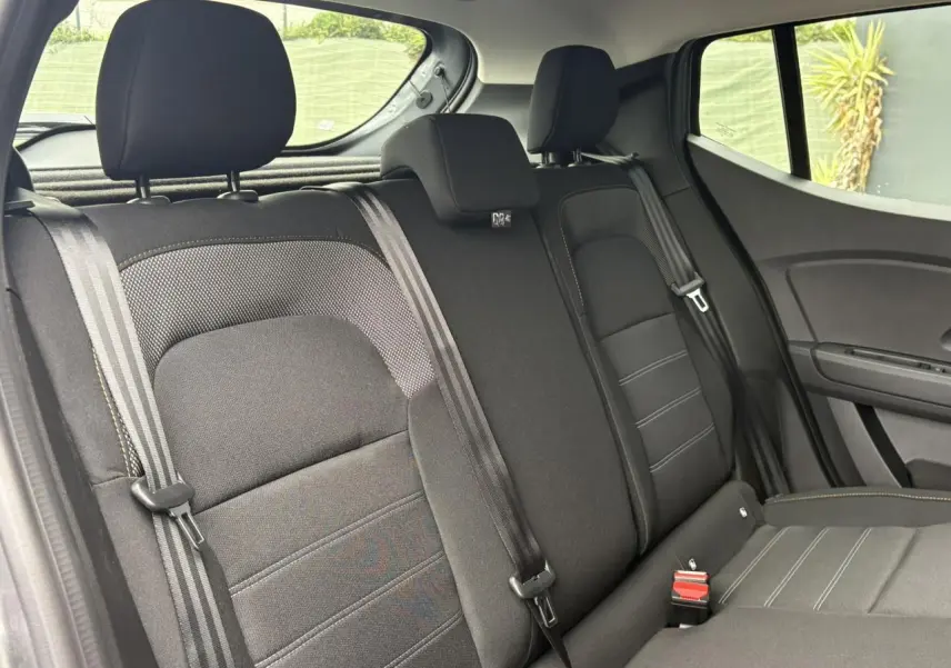 Vue intérieure de la banquette arrière noire du Dacia Sandero Stepway 2025, avec ceintures et appuie-têtes visibles.