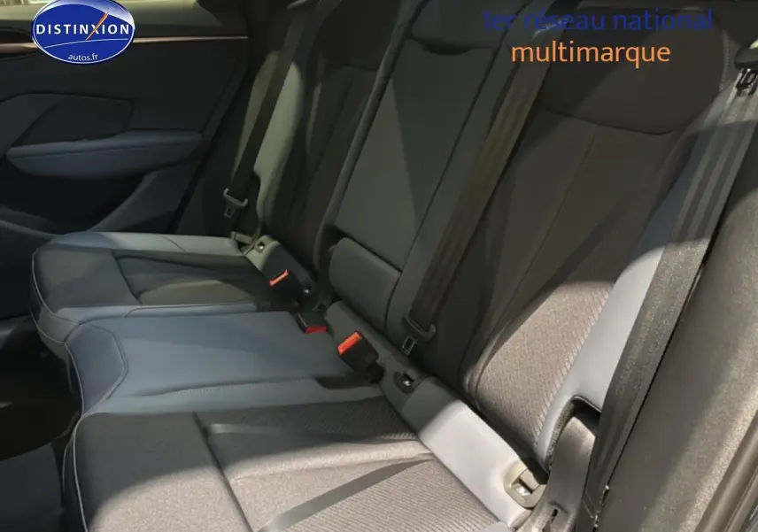 Vue latérale droite de la banquette arrière grise du CUPRA TERRAMAR 2025 avec ceintures et fixations isofix visibles.