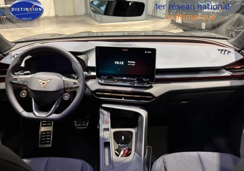 Vue intérieure avant du tableau de bord et volant noir du CUPRA TERRAMAR gris avec écran tactile central et console moderne.