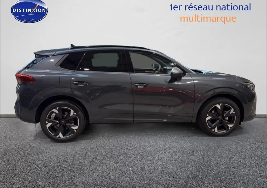 Profil droit d’un SUV CUPRA Terramar gris 2025 avec jantes alu noires et toit noir contrasté.