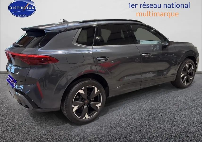 Vue côté droit arrière du CUPRA Terramar gris 2025 avec jantes 19 pouces et feux arrière LED.