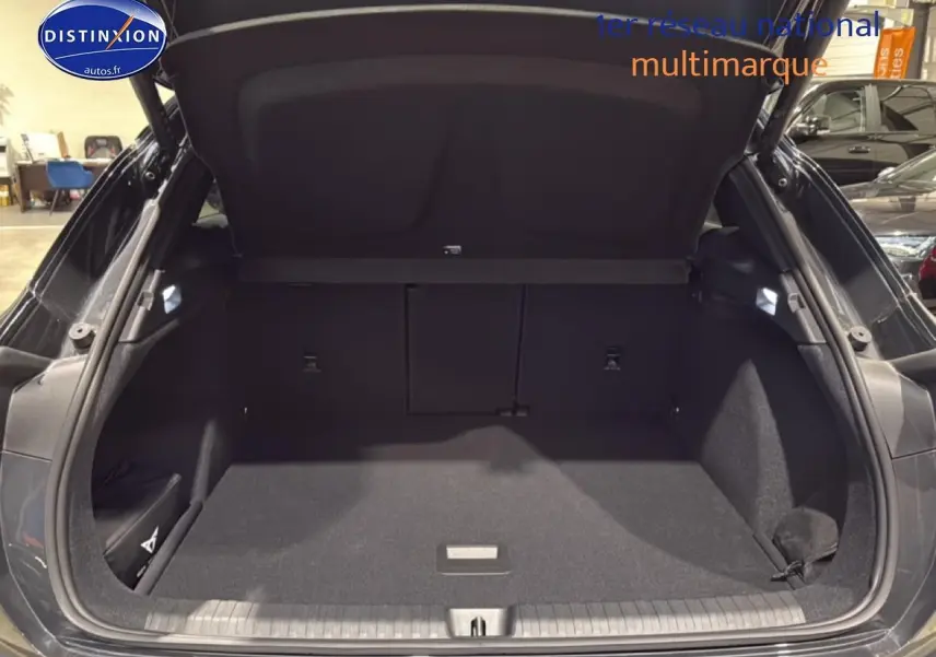 Coffre ouvert en vue arrière d'une CUPRA TERRAMAR gris 2025, montrant un espace de chargement spacieux et propre.