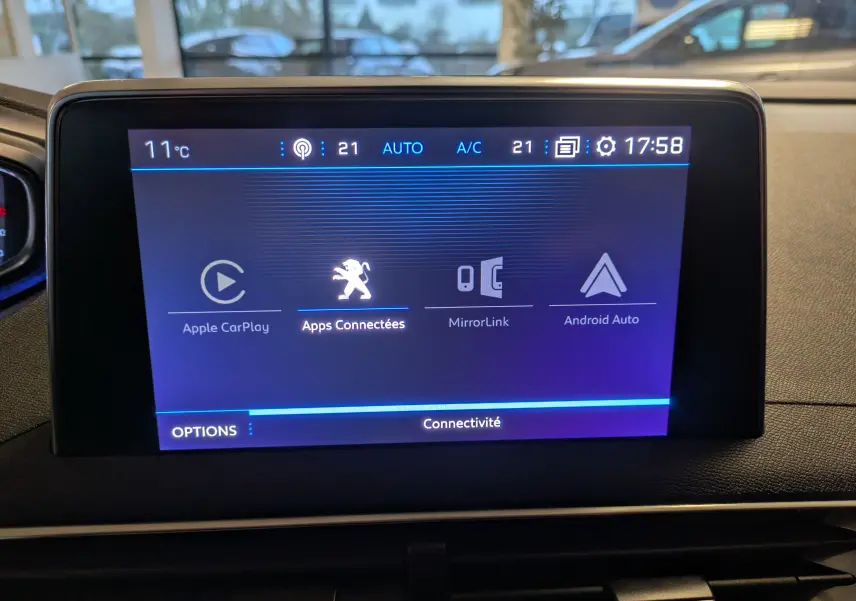 Écran tactile central du Peugeot 3008 gris Arthense montrant les options Apple CarPlay, Apps Connectées, MirrorLink et Android Auto.