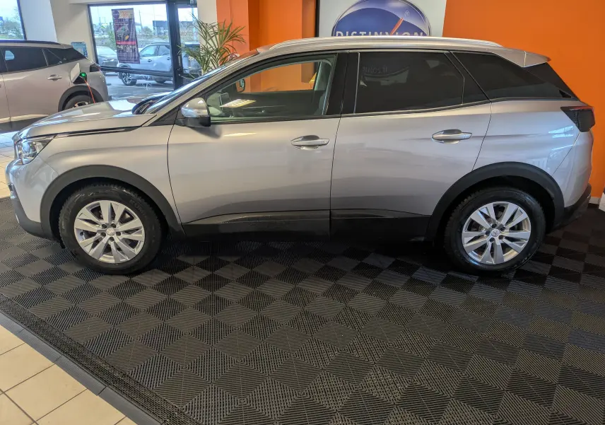 Peugeot 3008 gris Arthense vue de profil côté gauche, SUV compact avec jantes alliage et vitres teintées.