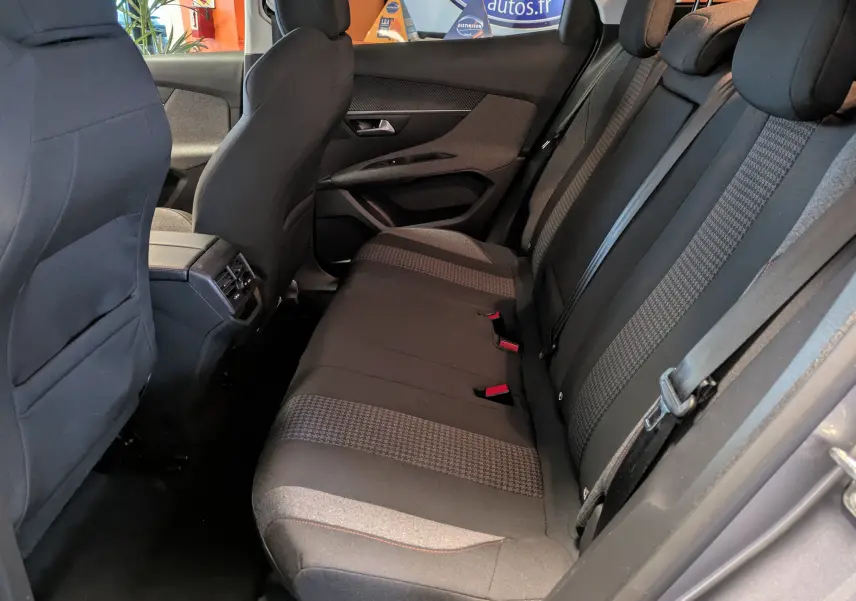 Vue intérieure côté droit des sièges arrière du Peugeot 3008 gris Arthense, tissu noir et gris avec ceinture de sécurité.