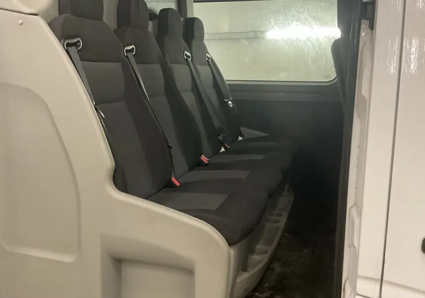 Vue intérieure côté droit montrant la banquette noire 6 places du Renault Master Cabine Approfondie blanc 2020.