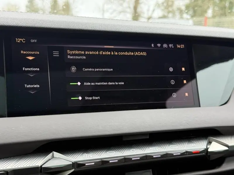 Écran tactile du système d’aide à la conduite DS4 2023 affichant les options ADAS dans l’habitacle.