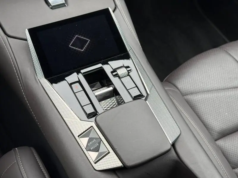 Vue rapprochée de la console centrale gris Platinium du DS4 PureTech 130ch Opéra avec commandes tactiles et écran intégré.