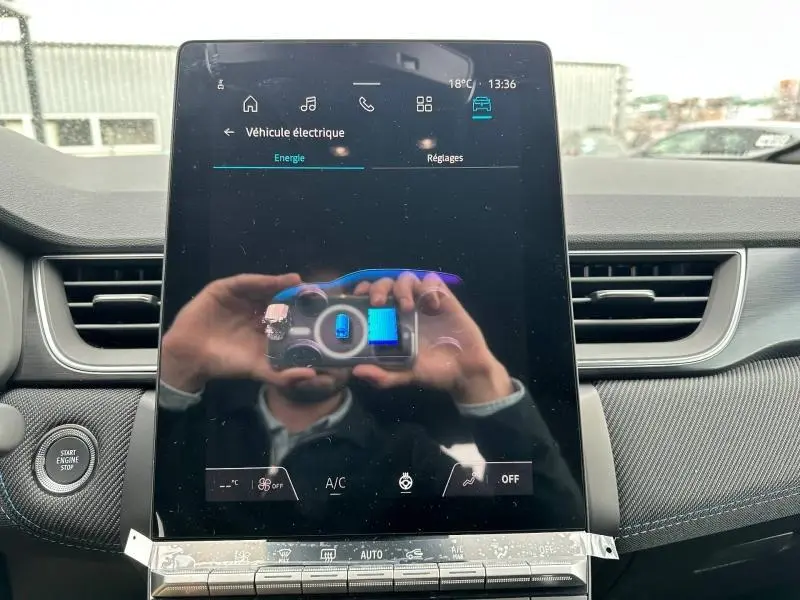 Vue intérieure centrée sur l’écran tactile du tableau de bord du Renault Captur 2026, finition Gris Cassiopée/Noir Étoilé.