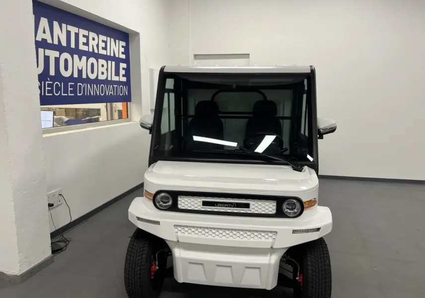 Vue de face du Liberty L7e H2 Cargo blanc 2025 avec éclairage LED et calandre à motifs hexagonaux.